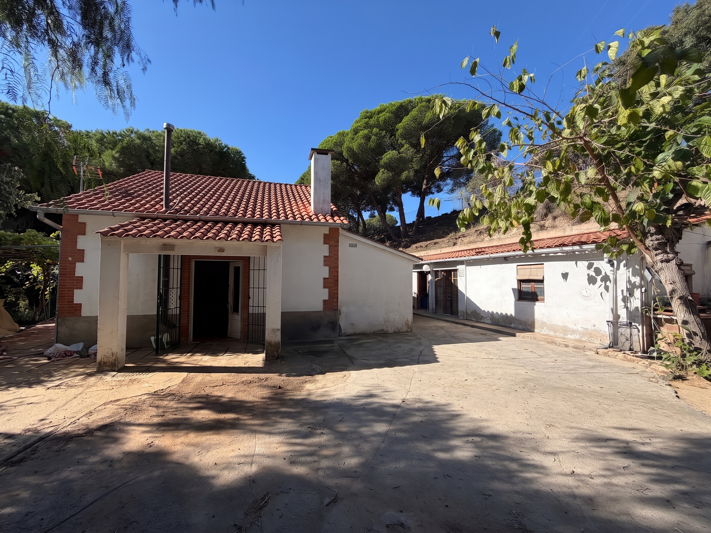 Terreny rústic amb habitatge a Canet de Mar [Editat amb IA]