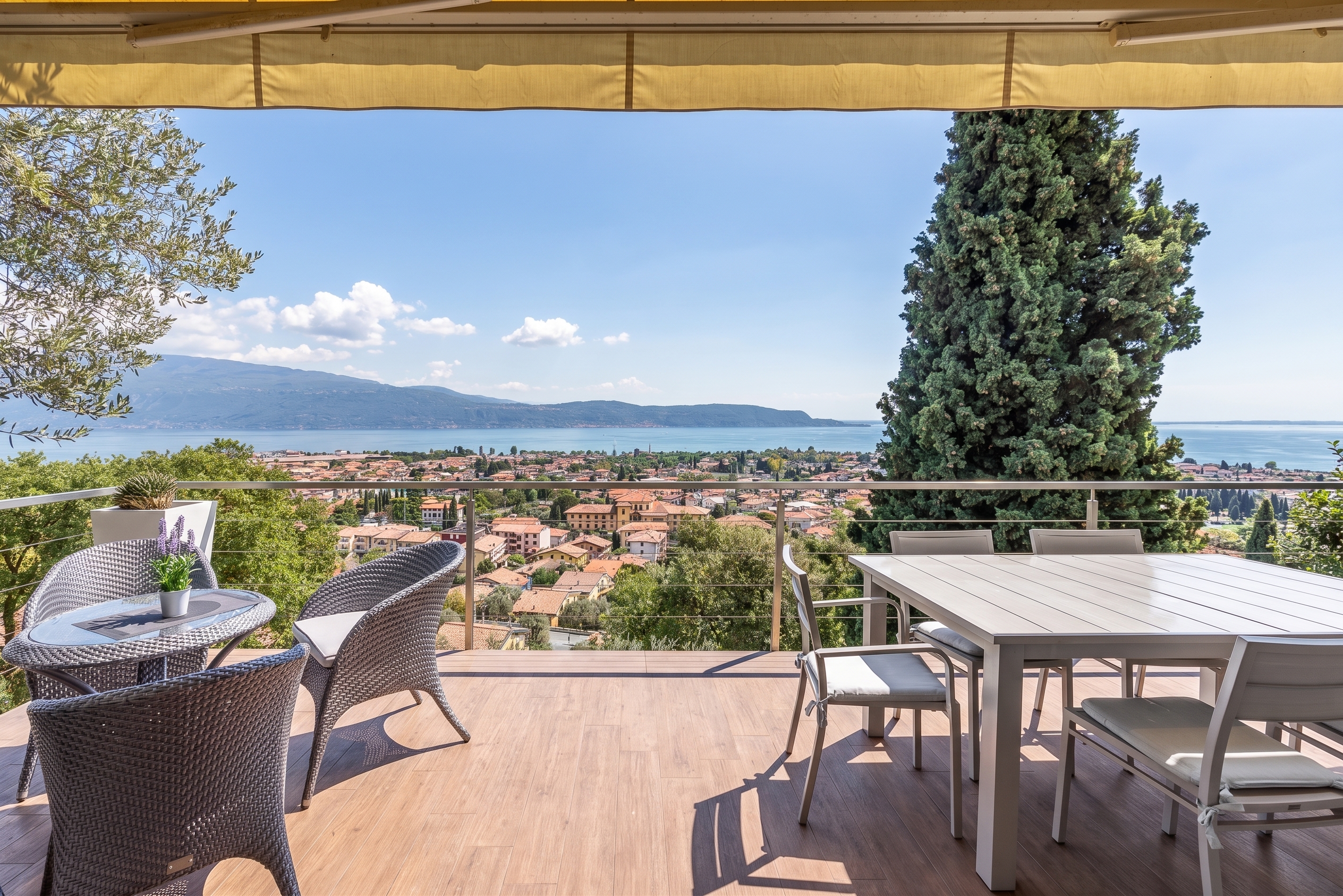 Elegante Residenz mit Privatpool und traumhaftem Seeblick [KI-modifiziert]
