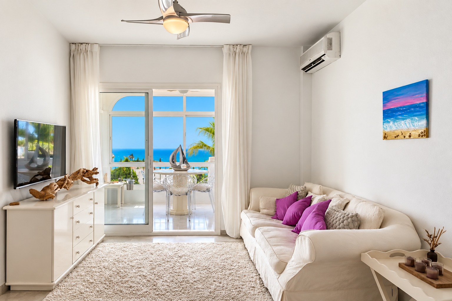 A stunning flat with breathtaking sea views – just a stone’s throw from the shops and the beach