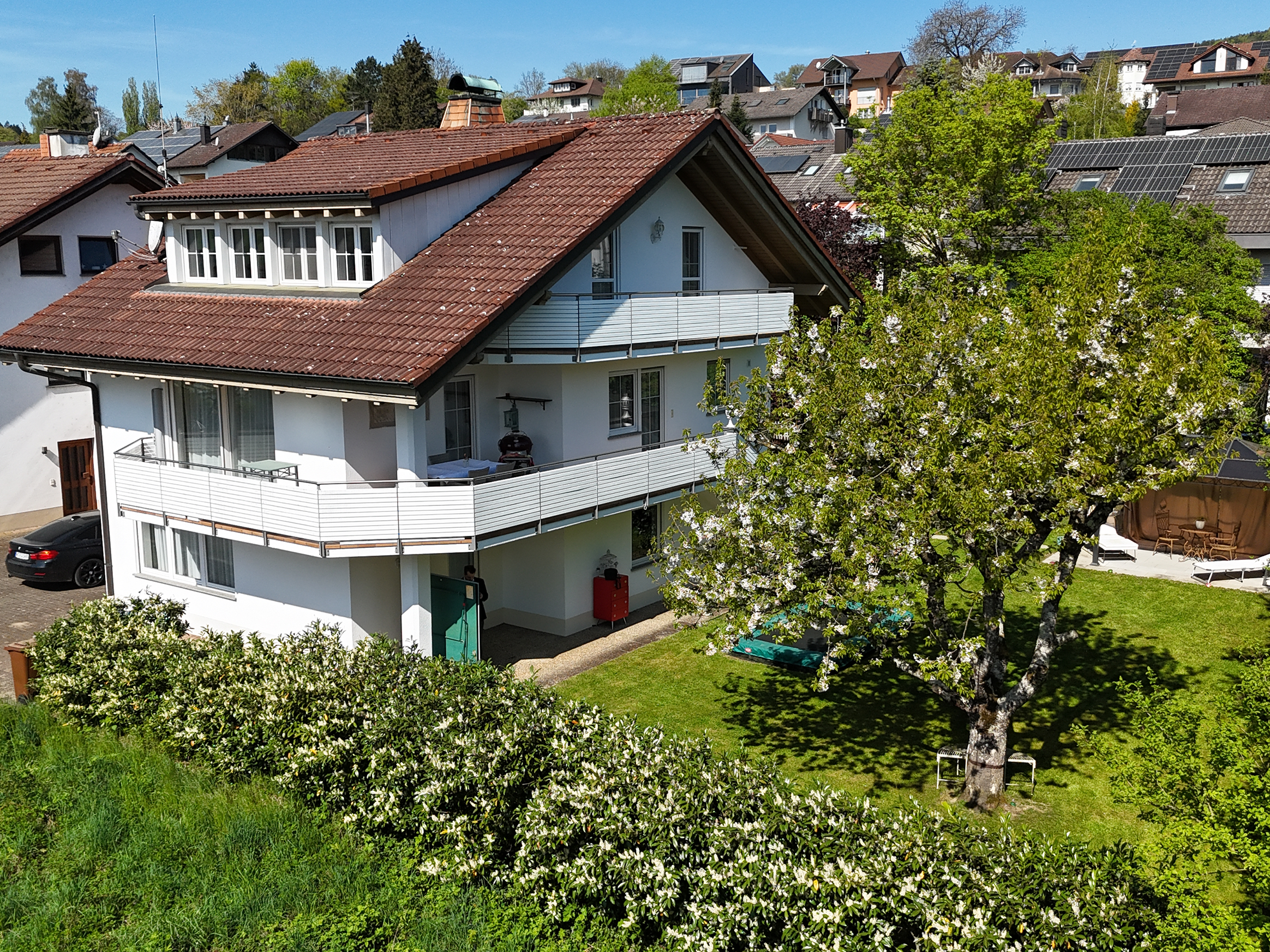 Familienidylle mit Einliegerwohnung, Gartenreich und Bachkulisse in ruhiger Sackgassenlage