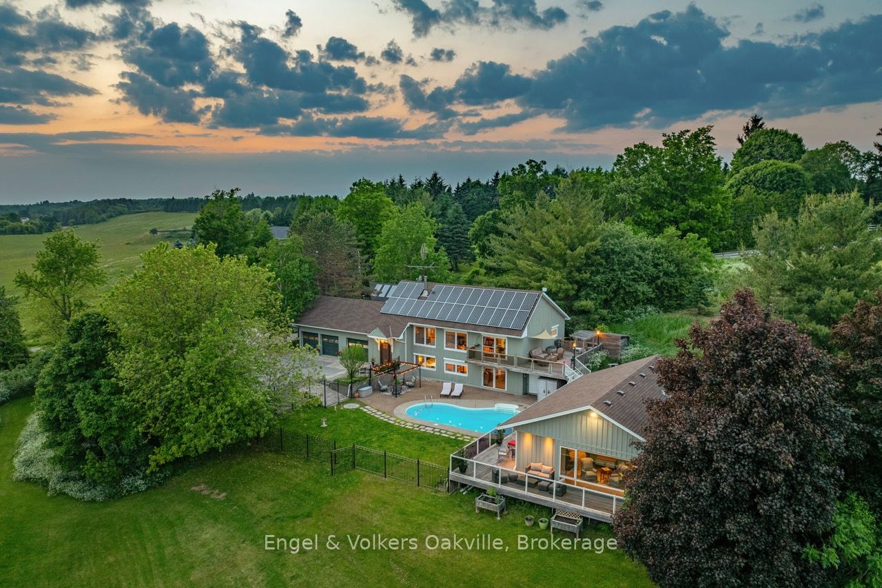 Luxury Country Retreat on Over an Acre of Land