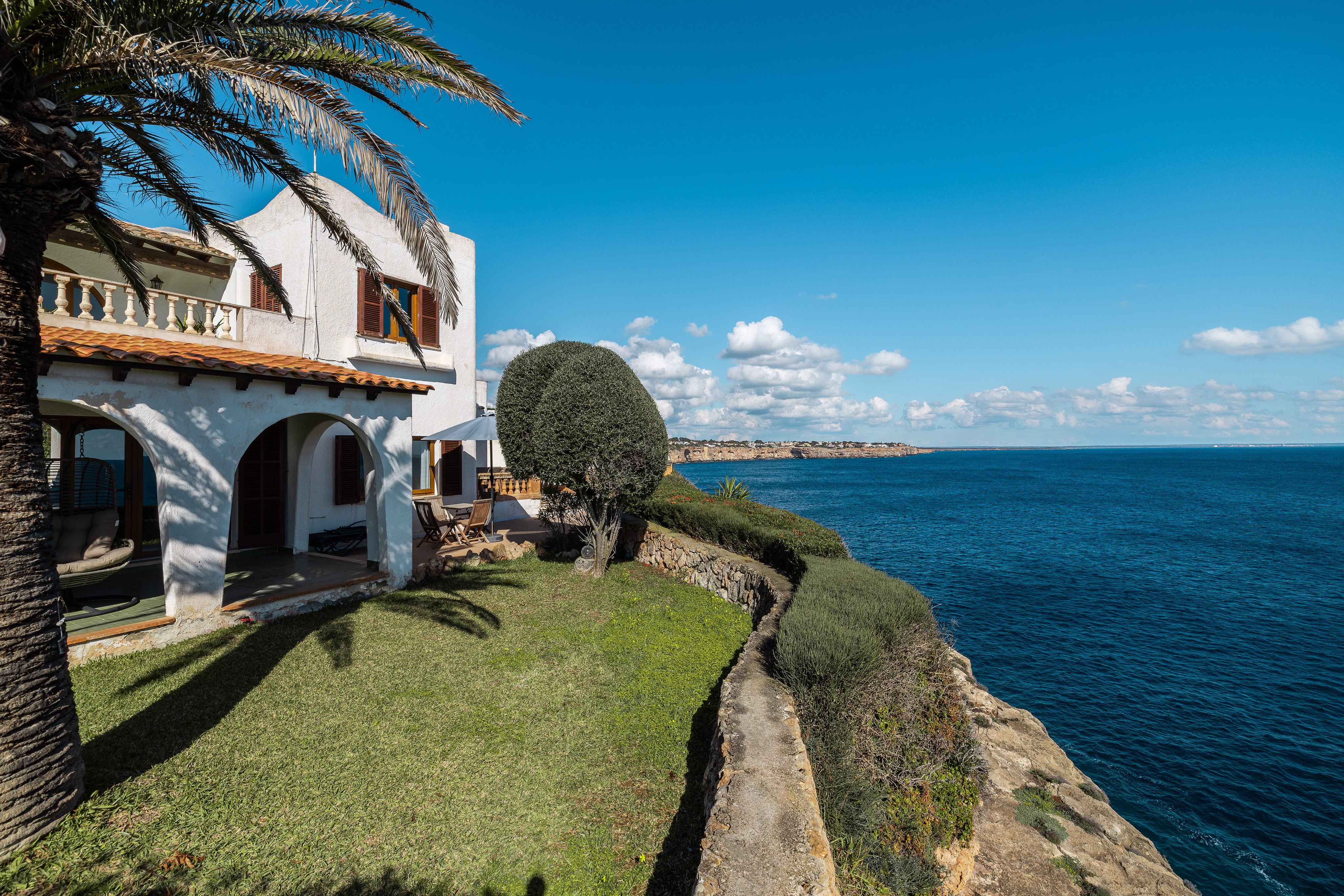 Villa in erster Meereslinie mit großem Potenzial