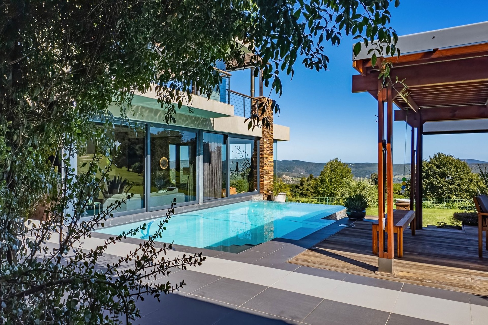 Contemporary Luxury with Unrivalled Knysna River & Golf Course Views