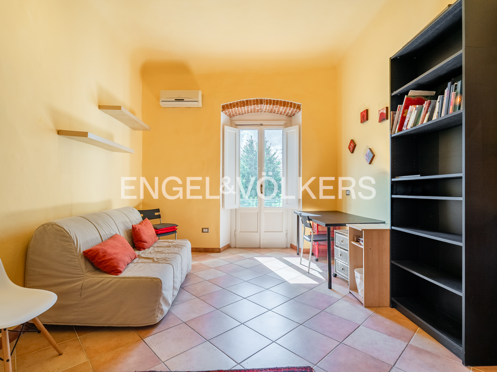 Charming one-bedroom apartment with a small balcony near the Medici Chapels