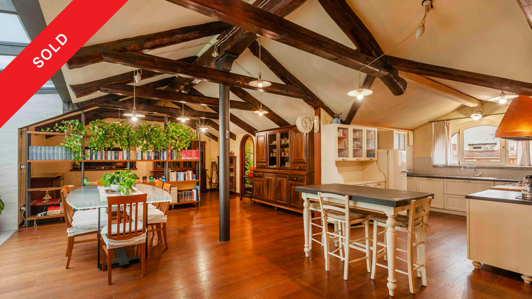 Bright penthouse with terrace in the historic center of Alba