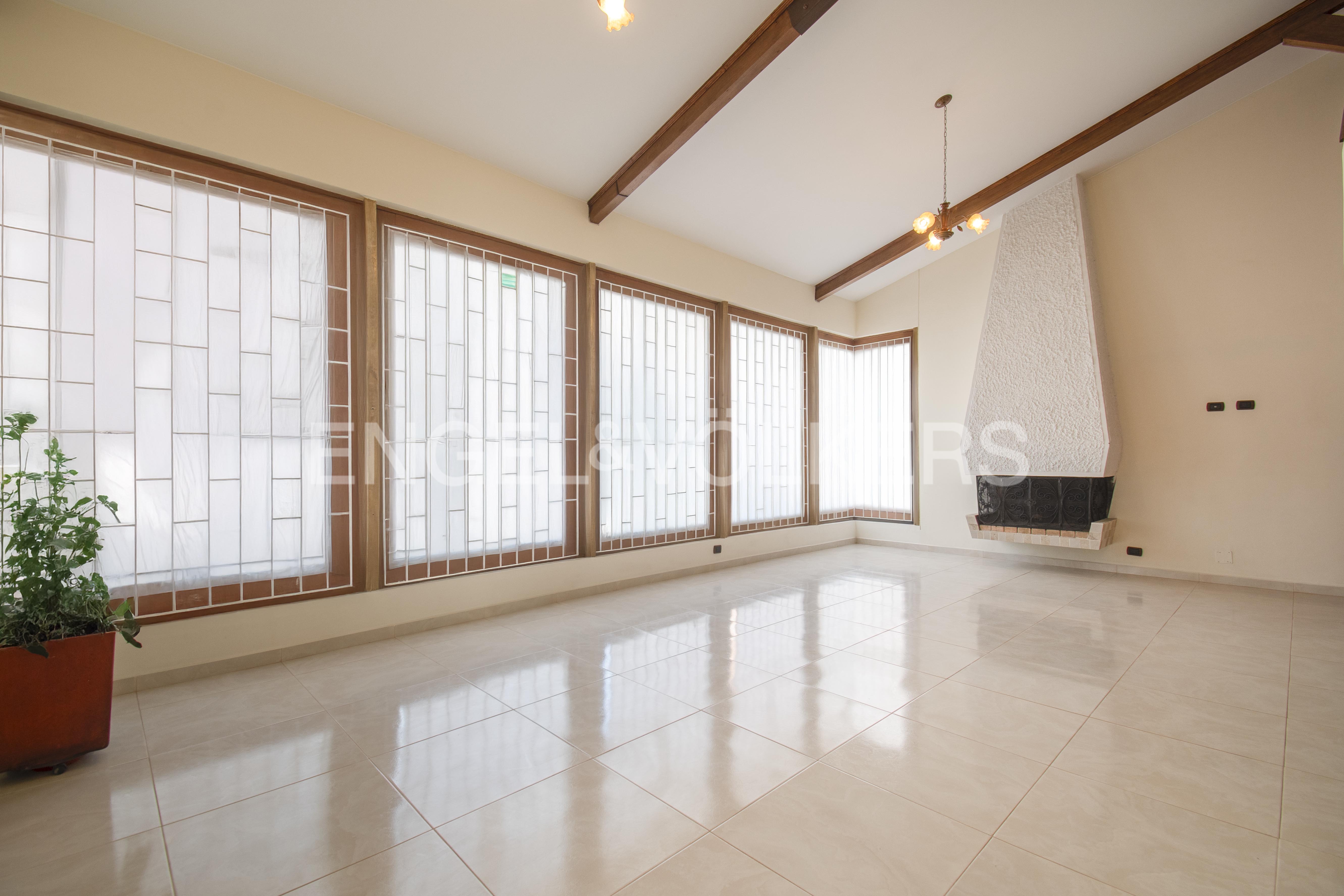 Casa con terraza y jardín para arriendo en Rincón del Chicó