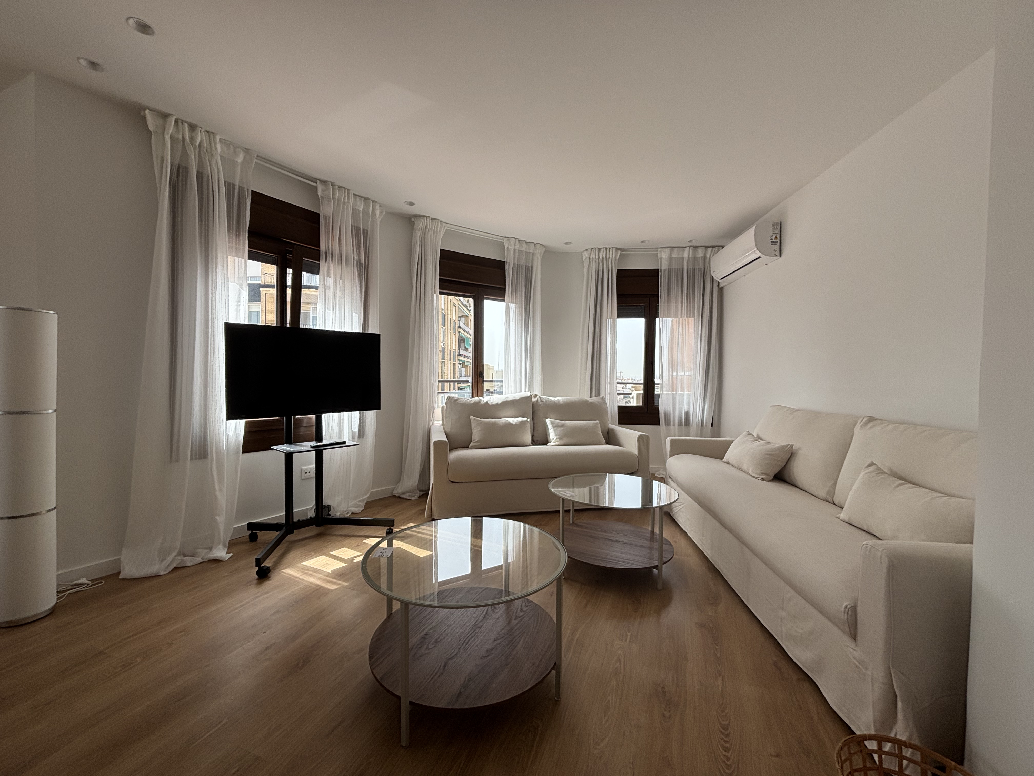 Discover luxury in central Valencia: 130 m² apartment renovated in 2025, 3 bedrooms, 30 m² private terrace and balcony, in a classic building with elevator
