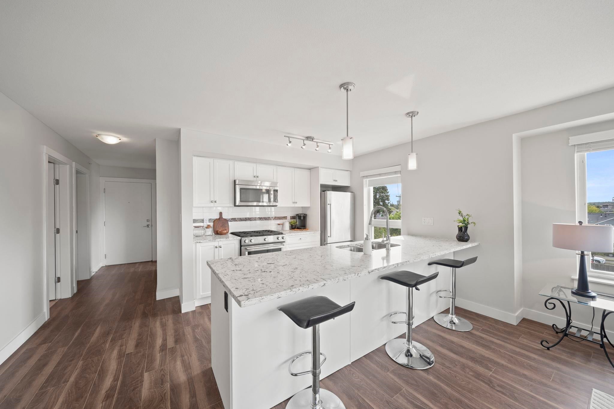 Bright Top Floor Living At The Pointe!