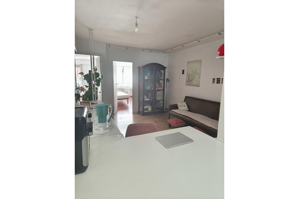 E&V sells 4-bedroom apartment with storage room on Fray Rosendo Salvado, Santiago [AI-modified]
