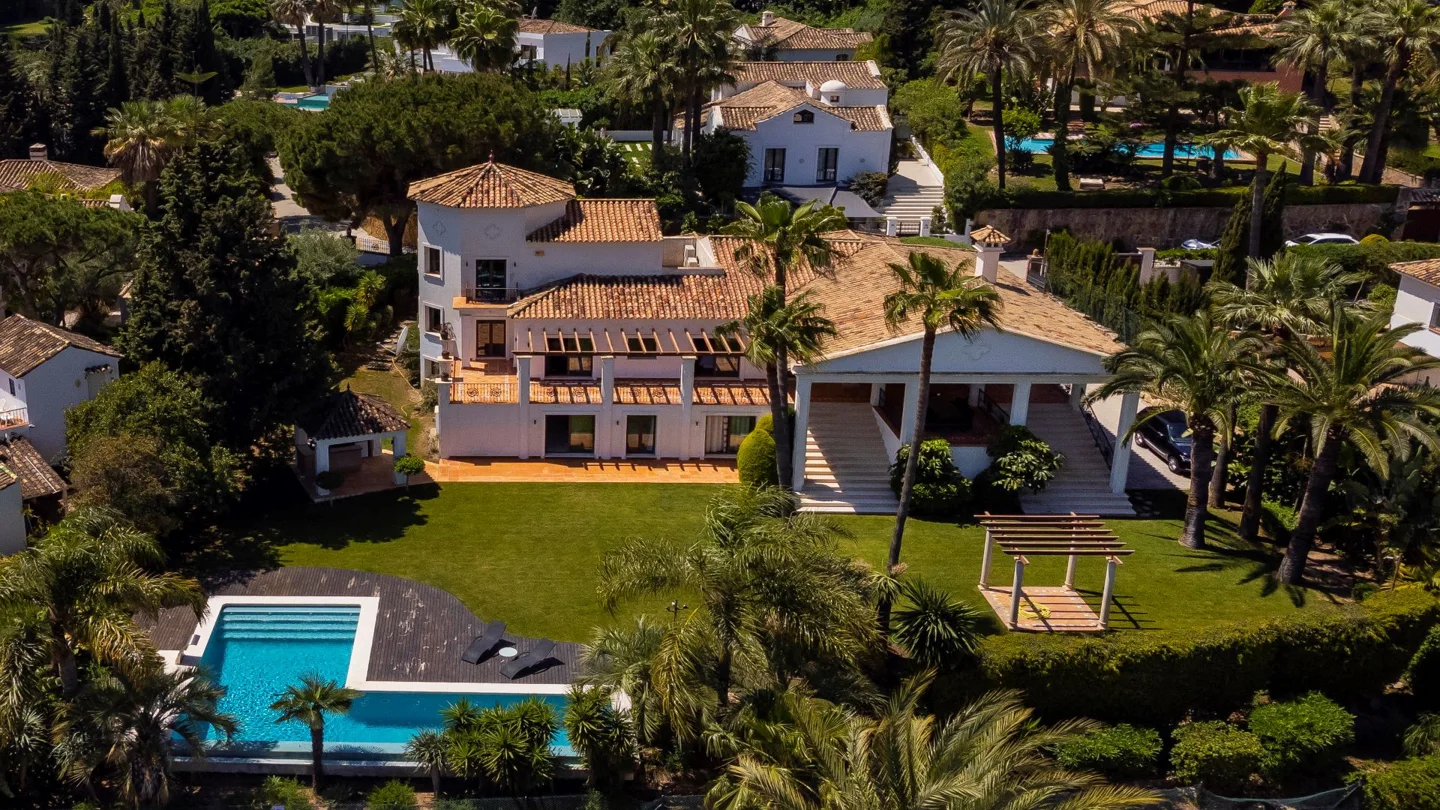 Nueva Andalucia: Large mansion with open Mountain and golf views