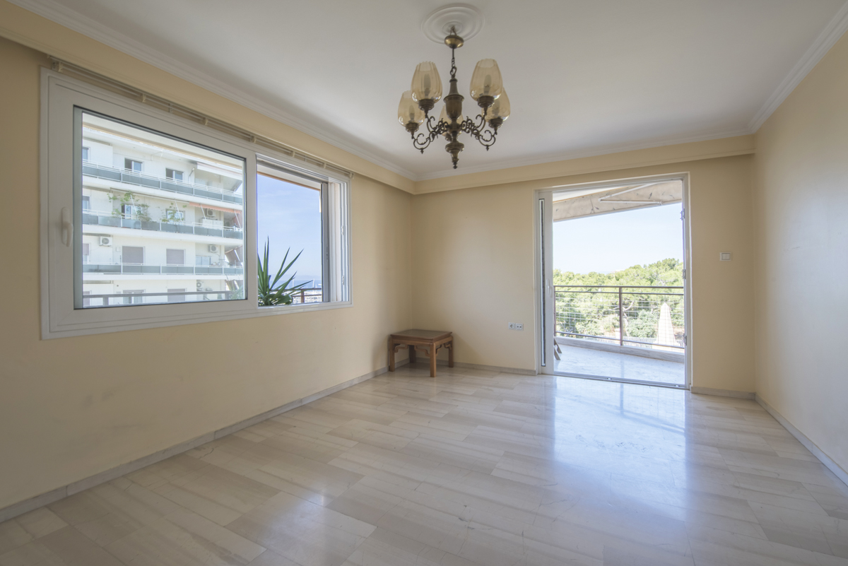 Spacious 120 sq.m. floor apartment with view of Alimos Marina