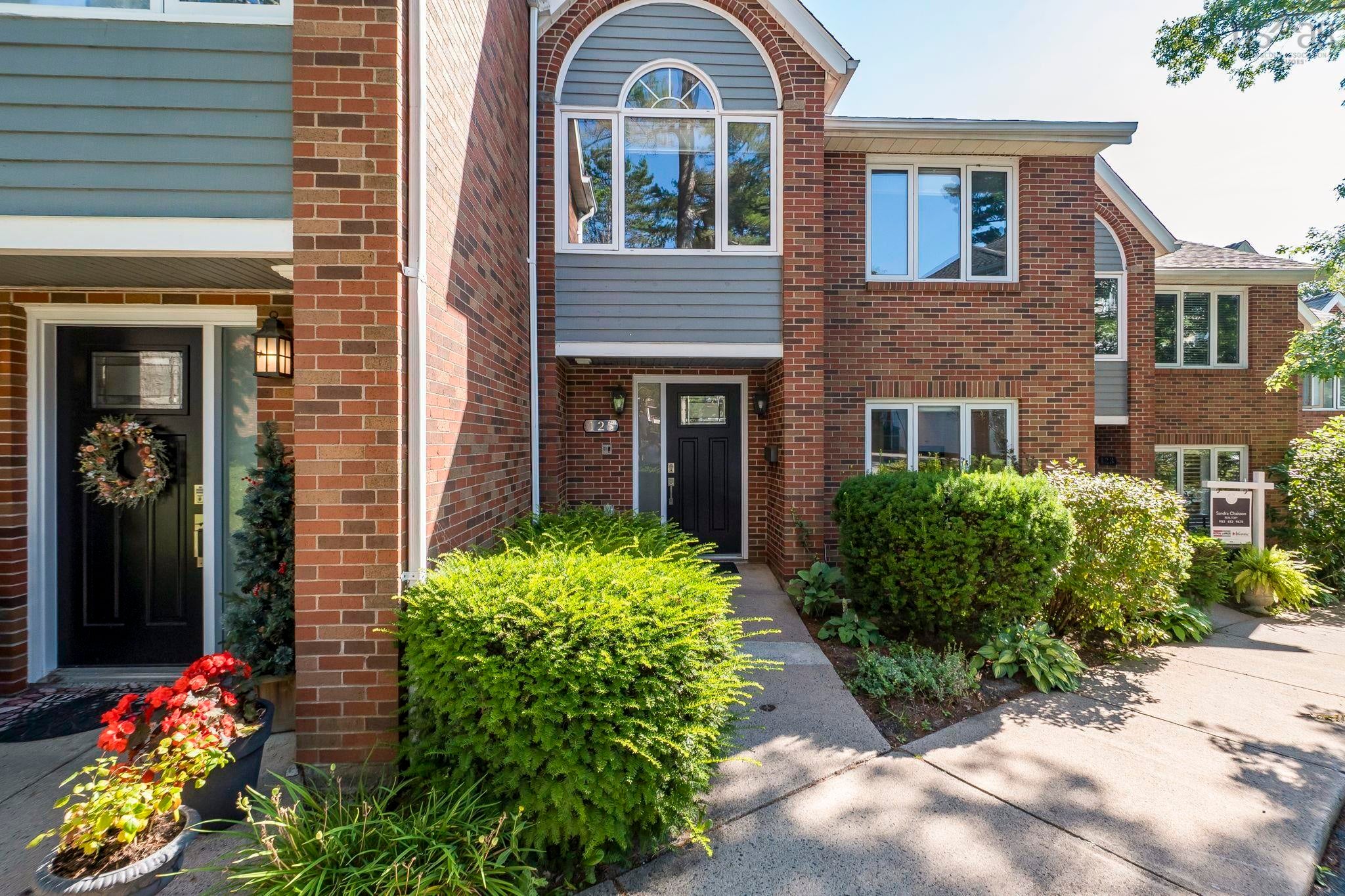 Coastal townhouse with stunning arm views at Regatta Point
