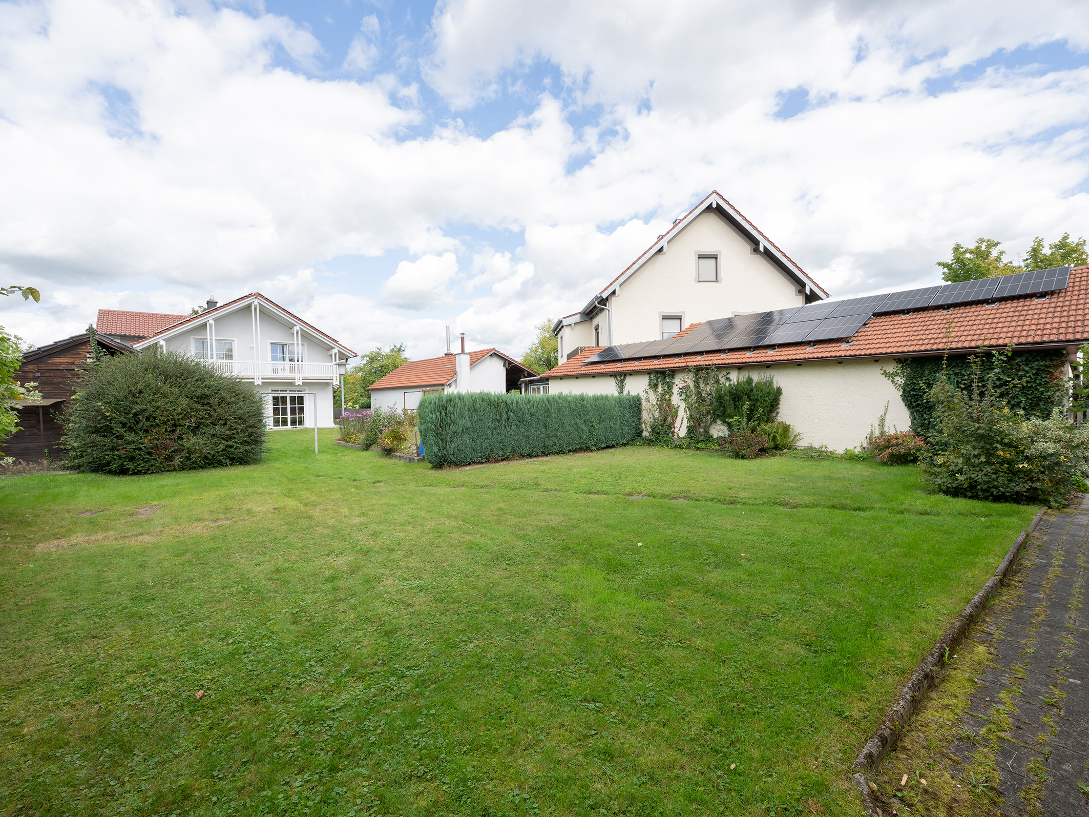 Ampfing: Einfamilienhaus auf großem Grundstück (967m²) - mit Platz für weiteres Haus
