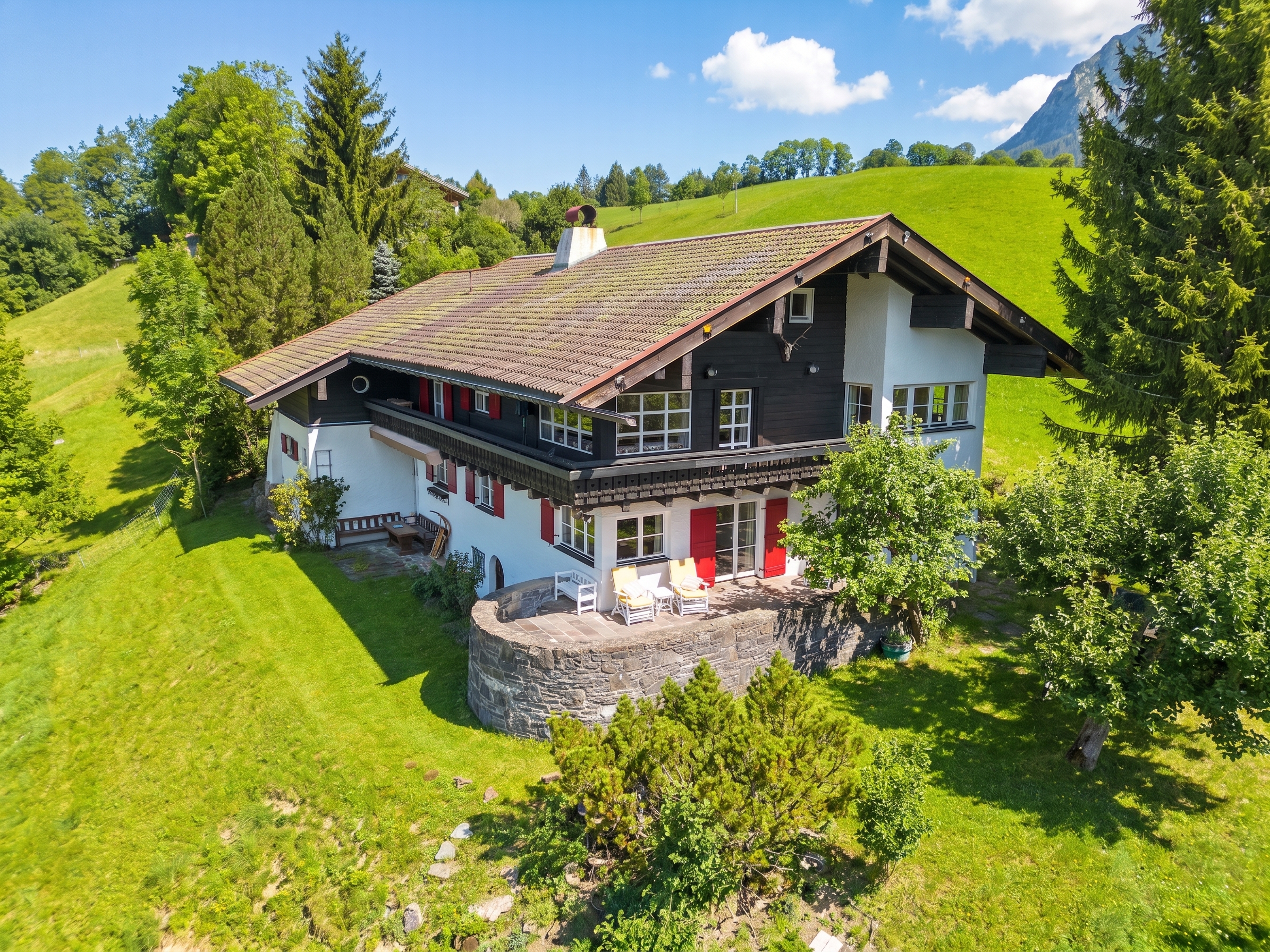 Exklusives Alpenrefugium in Oberstdorf: Prestigehaus am Krappberg mit Bergpanorama – klassischer Charme, modern veredelt.