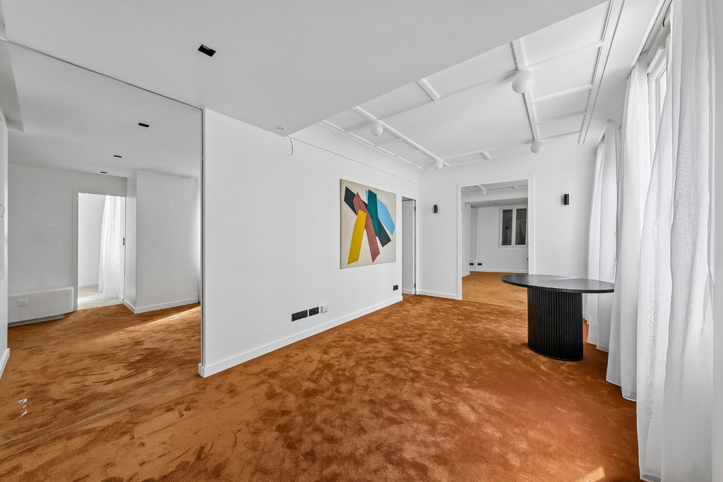 Fully renovated 2-room apartment, bright, absolutely quiet, with quality finishes