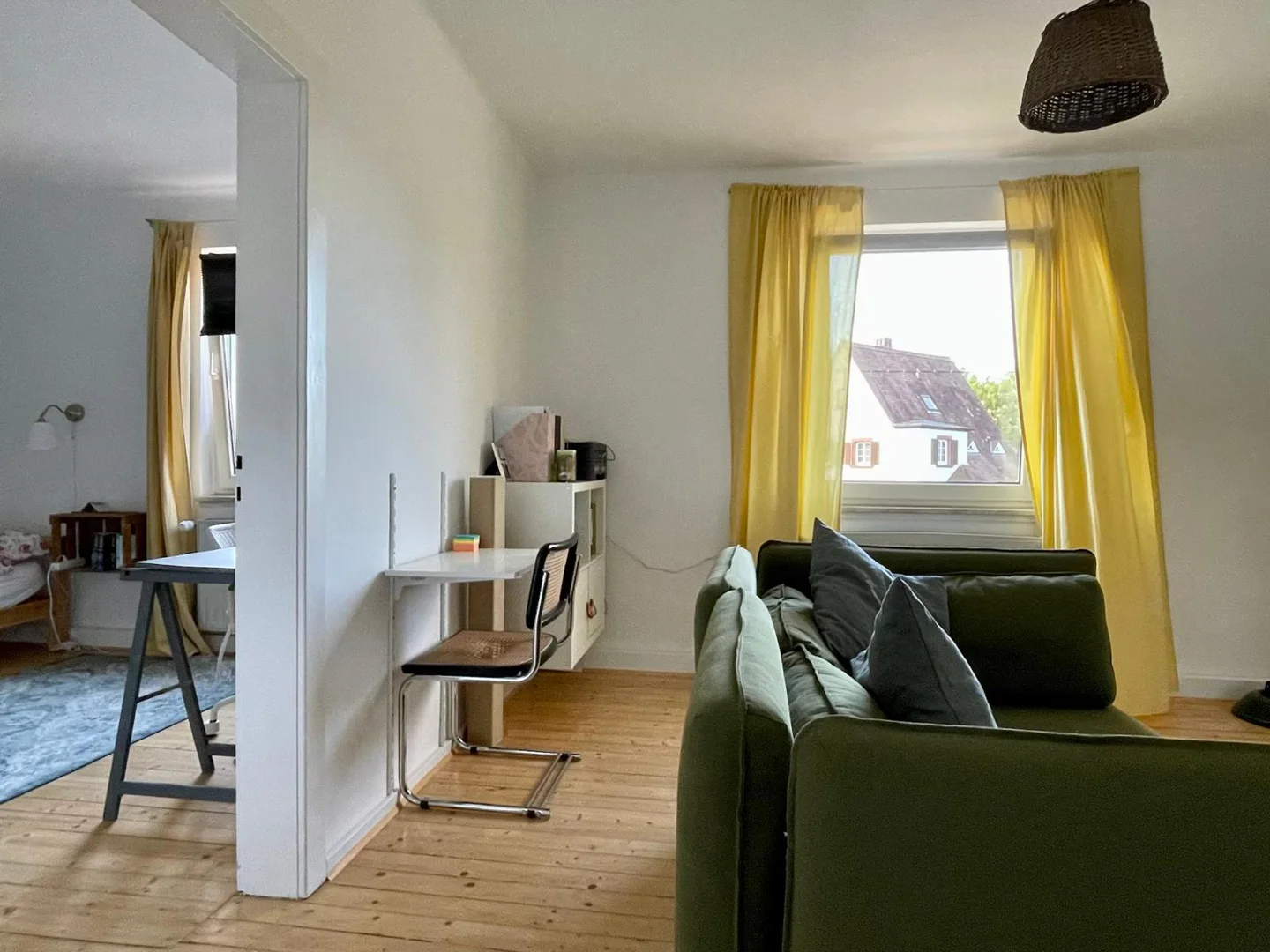 Lichtdurchflutete Altbau-Oase mit Dielenboden und geräumiger Wohnküche - Photo 1