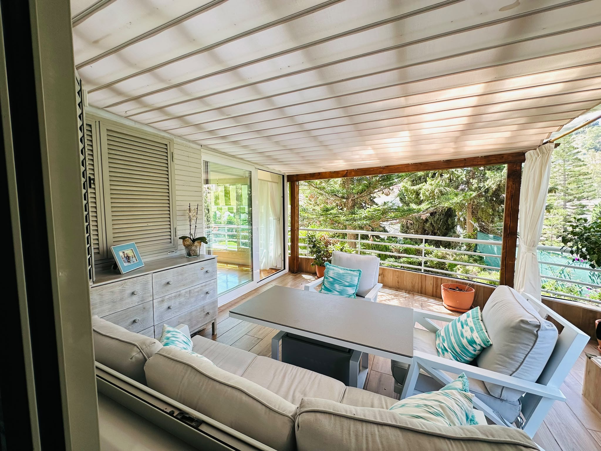 Exclusive renovated home with terrace in El Limonar