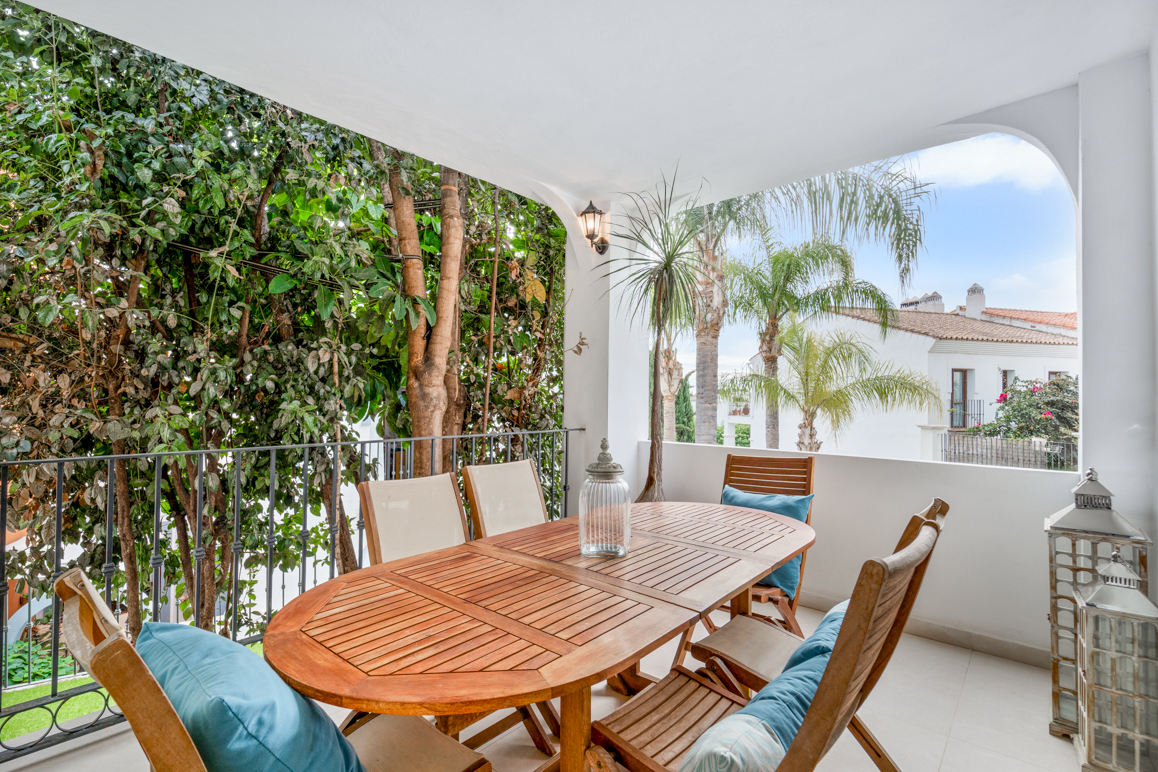 Elegant Andalusian-style townhouse with spacious rooms and great potential in Atalaya