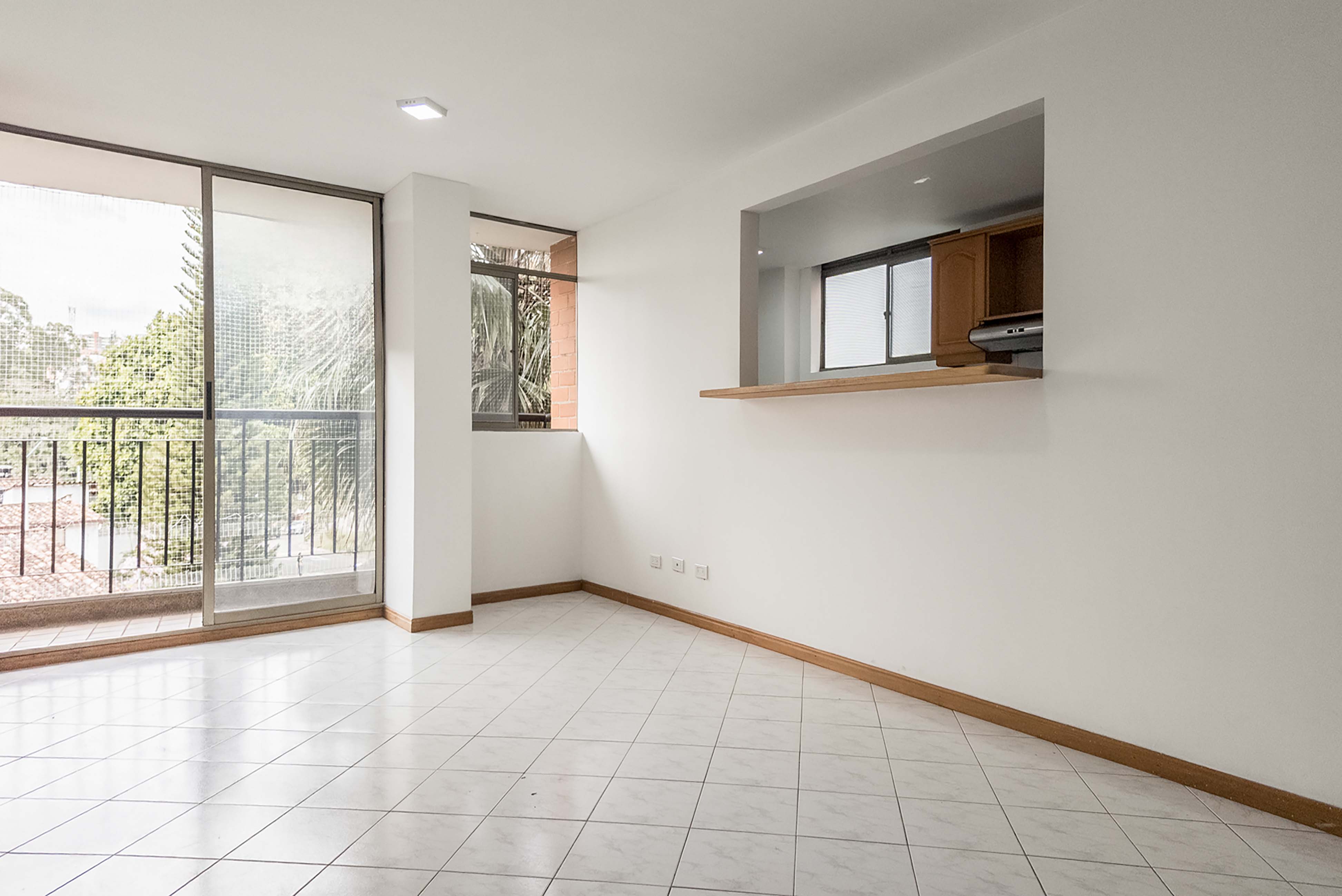 Apartamento con balcón para arriendo en La Loma del Escobero, Envigado