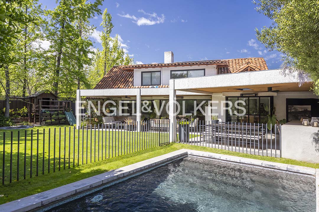 Casa 5D 4B en condominio, Huinganal Alto · 240 m2 construidos y 900 m2 terreno