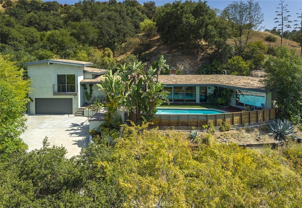 A Mid-Century Retreat Above It All
