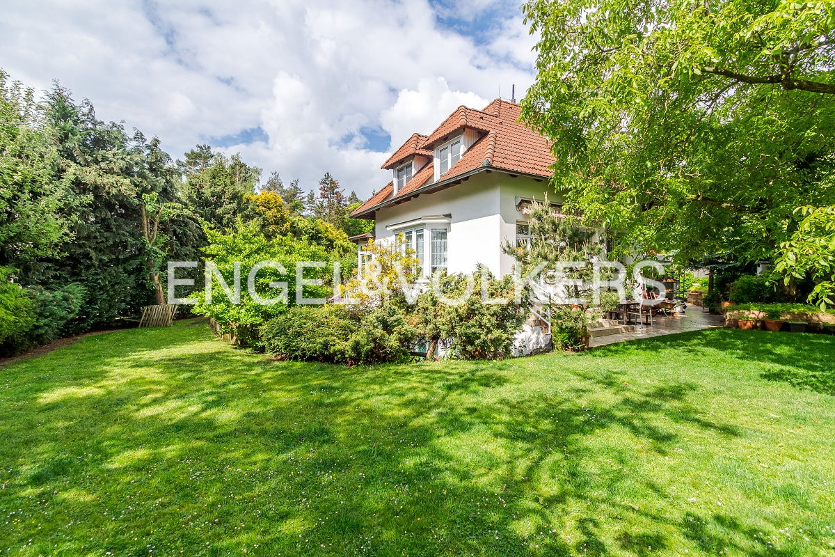 Sale of a unique semi-detached villa: family living combined with commercial space for investment or business