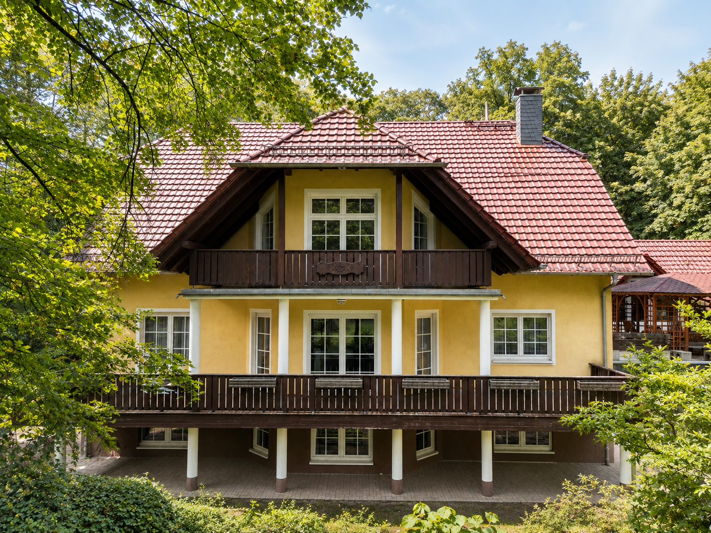 Exklusive Villa mit Pool, Doppelgarage und eigenem Wald !