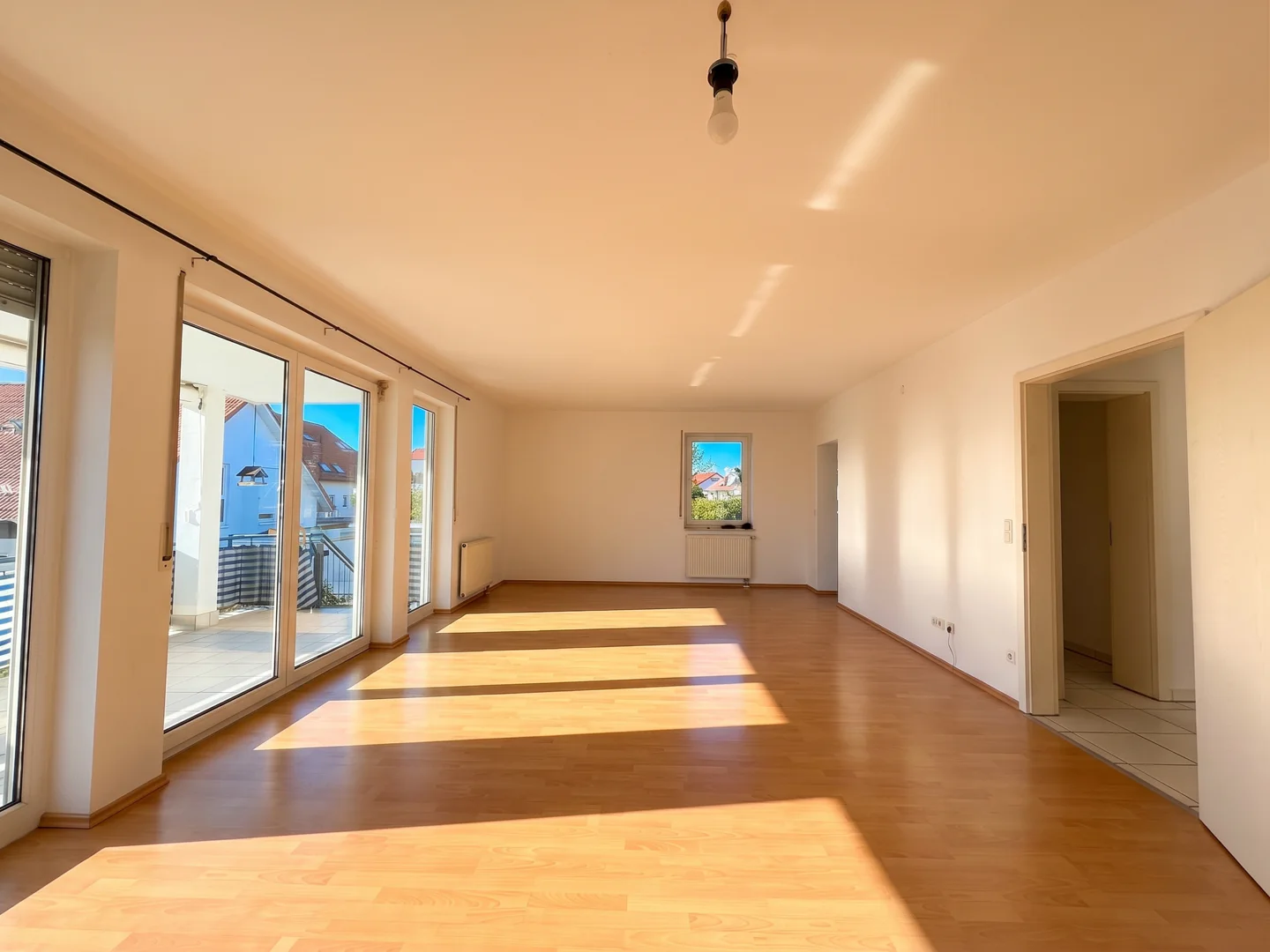 Großzügige 4-Zimmer-Wohnung mit Balkon und eigenem Gartenanteil - Foto 2