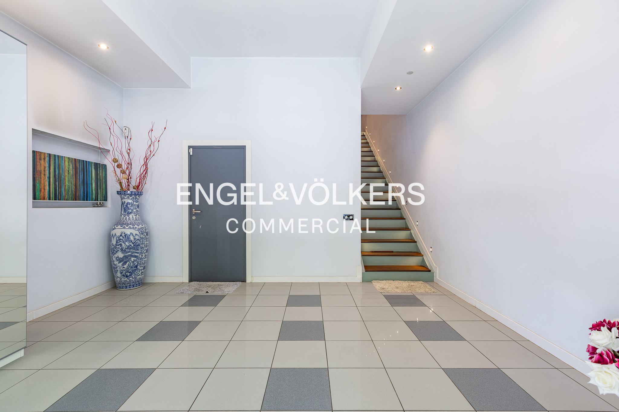 Local de 305 m² + 110 m² patio + Vivienda superior de 3 dormitorios