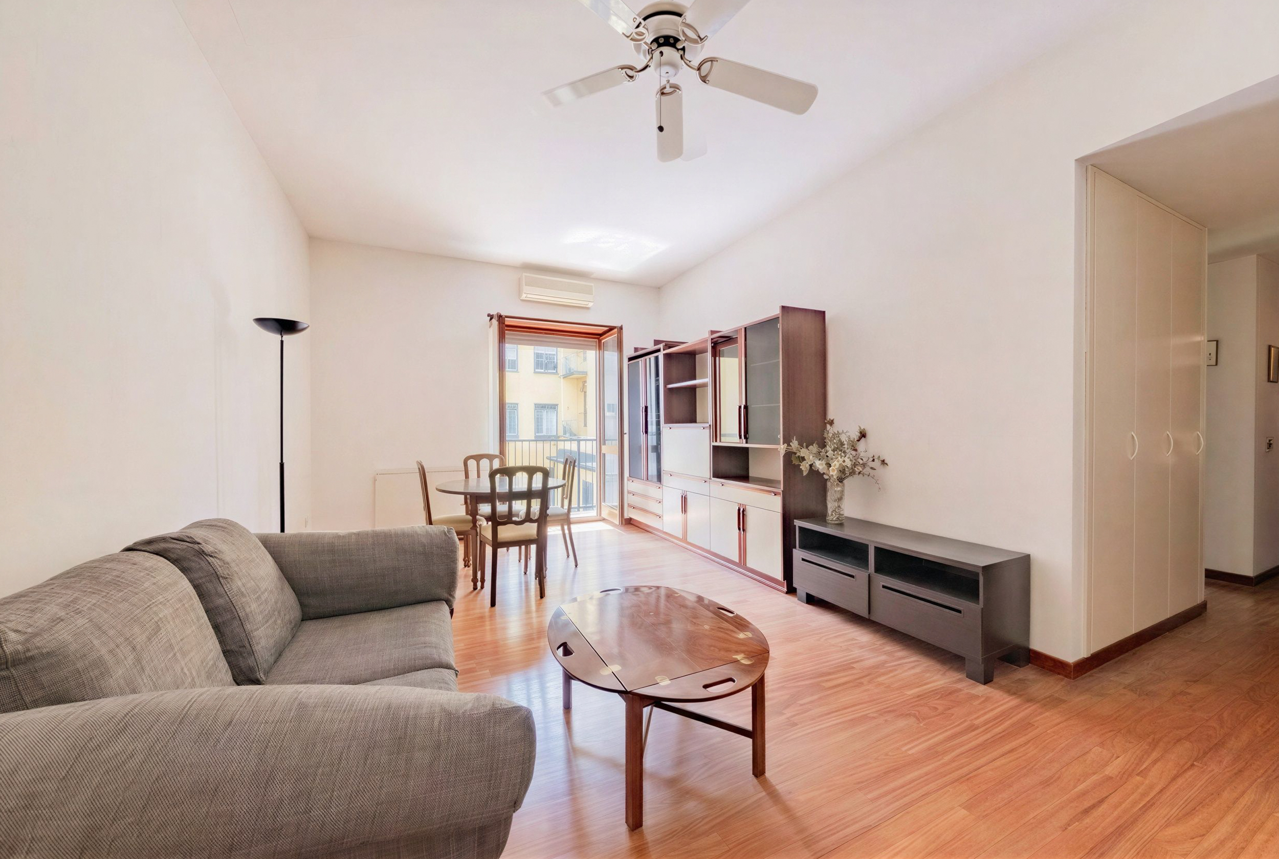 Bright one-bedroom apartment on a high floor with quiet internal views
