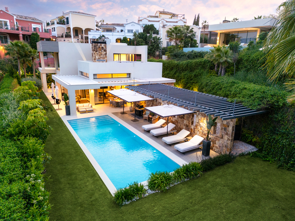 Moderne Luxusvilla mit Panoramablick auf das Meer in Nueva Andalucía