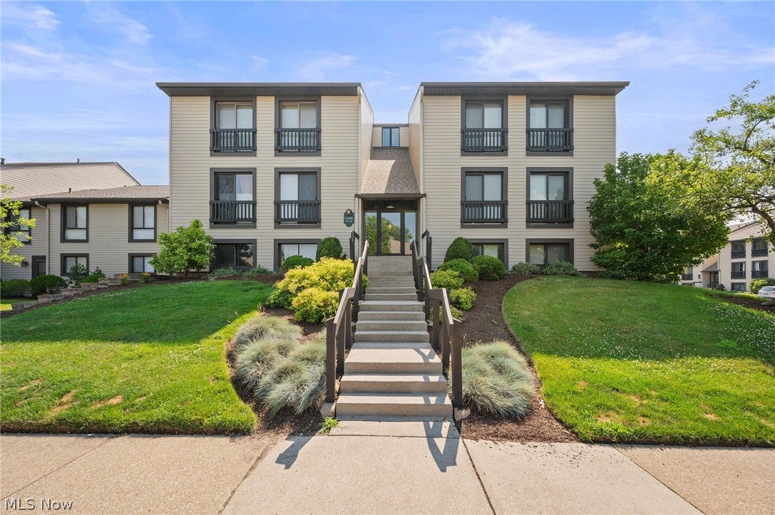 Updated Condo in Sagamore Hills' Greenwood Village