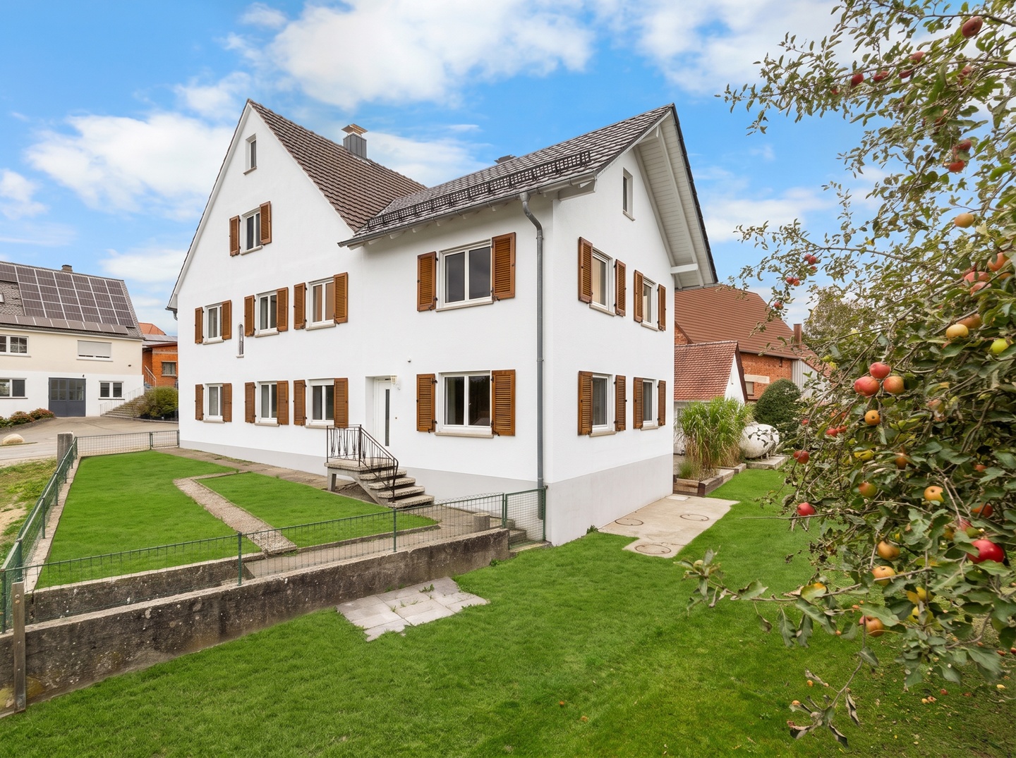 Ein Haus, unzählige Möglichkeiten: Charmantes Bauernhaus mit Einliegerwohnung, großer Scheuer, Garagen und Ausbaupotenzial! [KI-modifiziert]