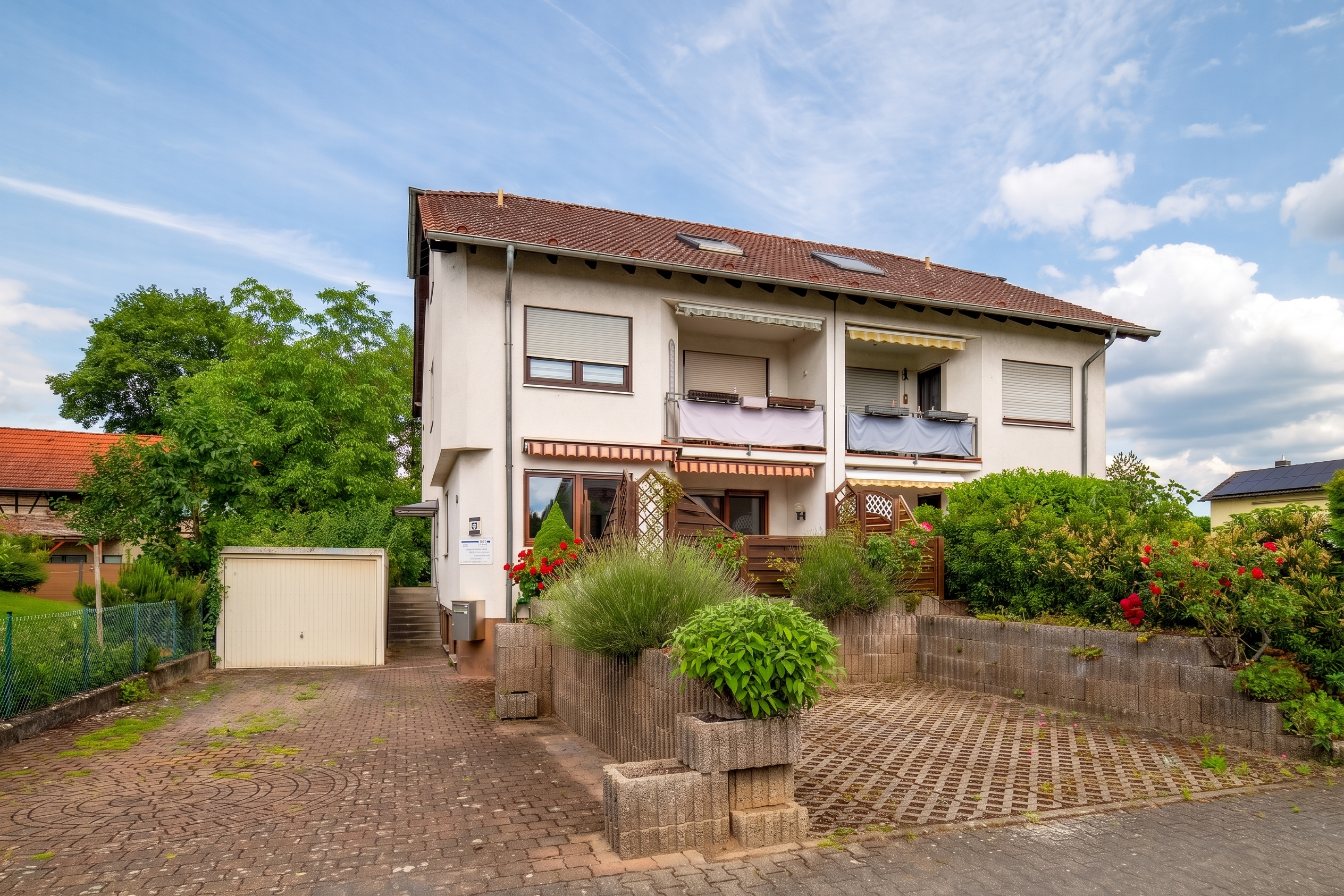 Sunlit maisonette apartment in a charming semi-detached house with terrace and two bathrooms