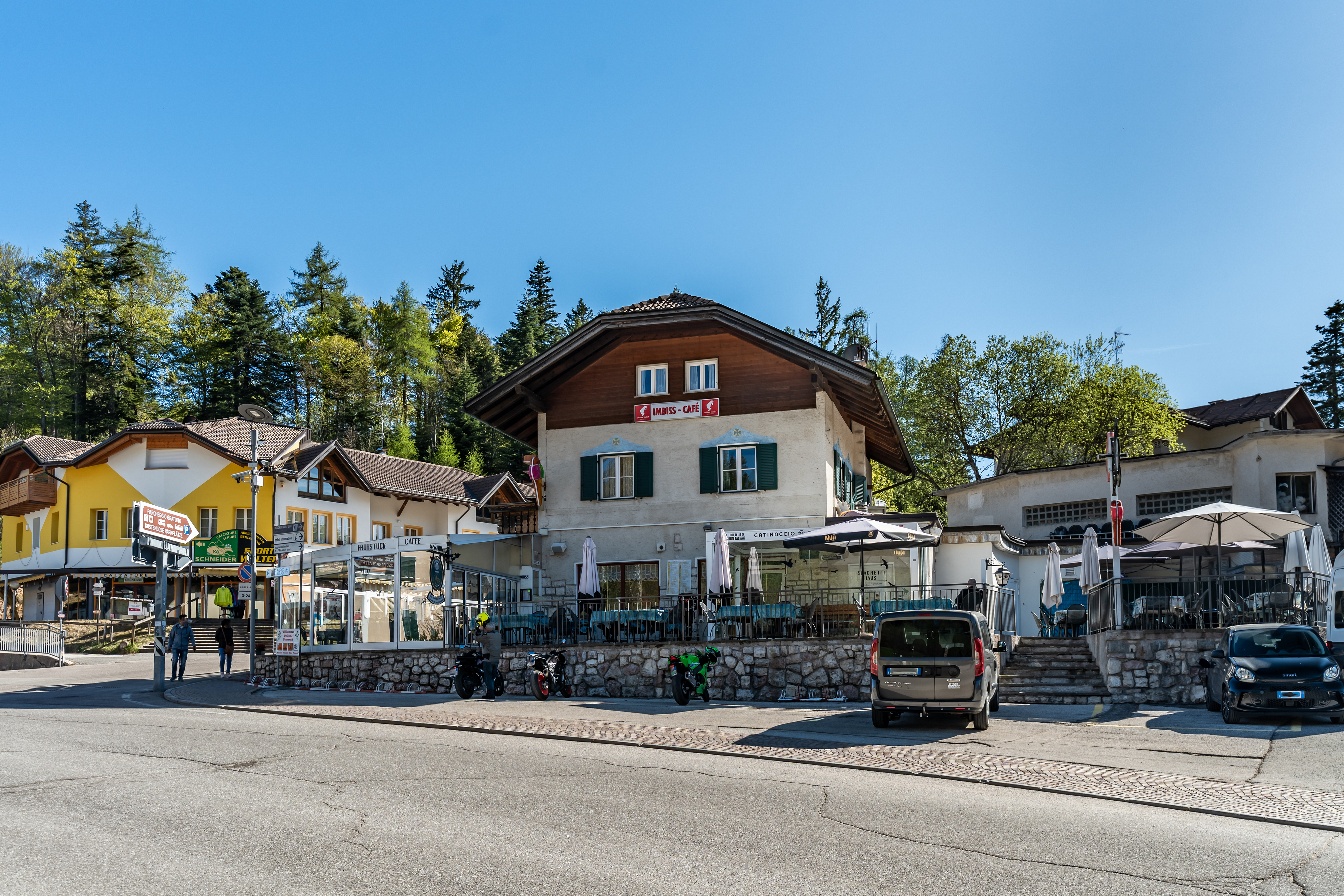 Mendola Pass: Detached building near Bolzano