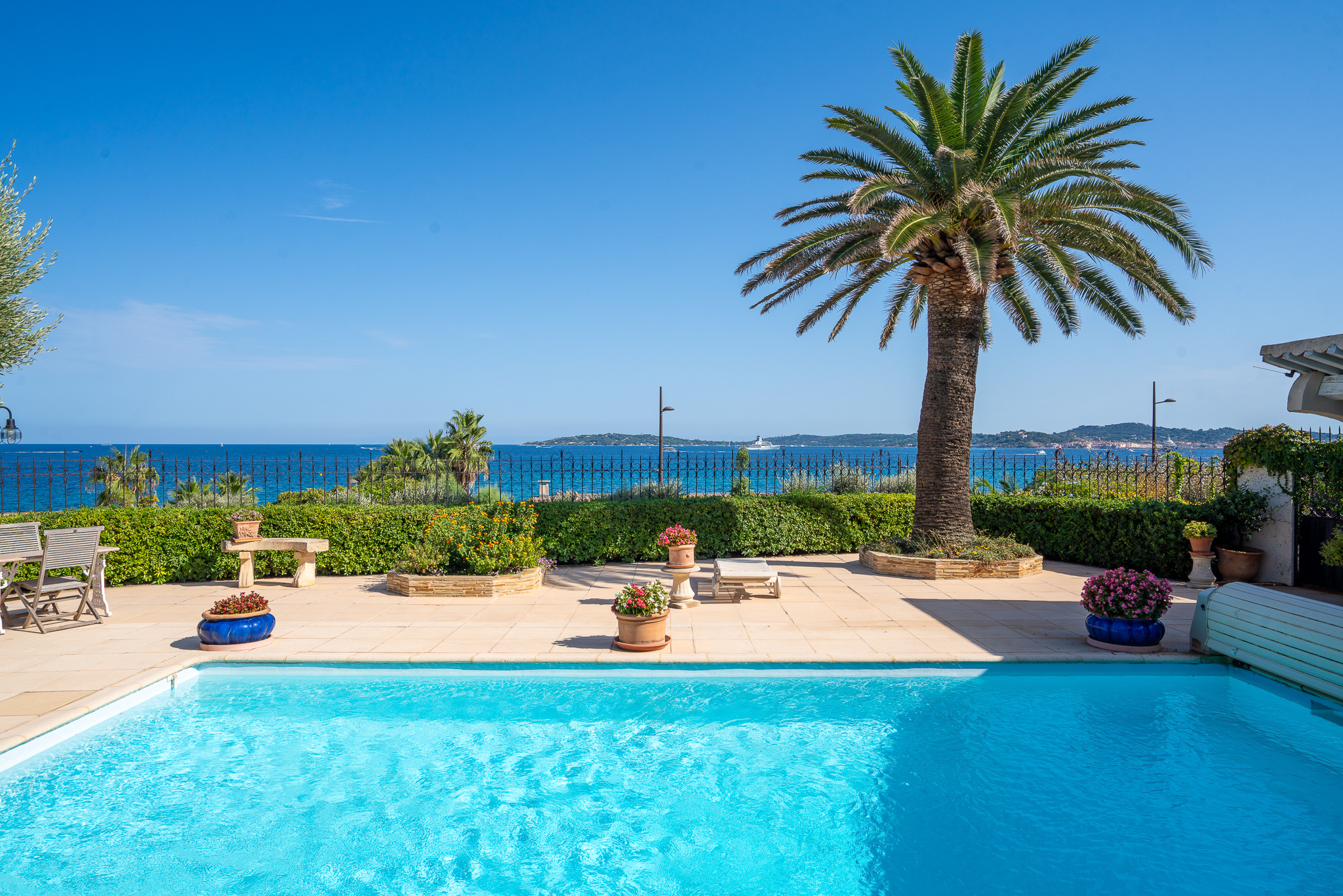 High-potential apartment with panoramic sea views over Saint-Tropez