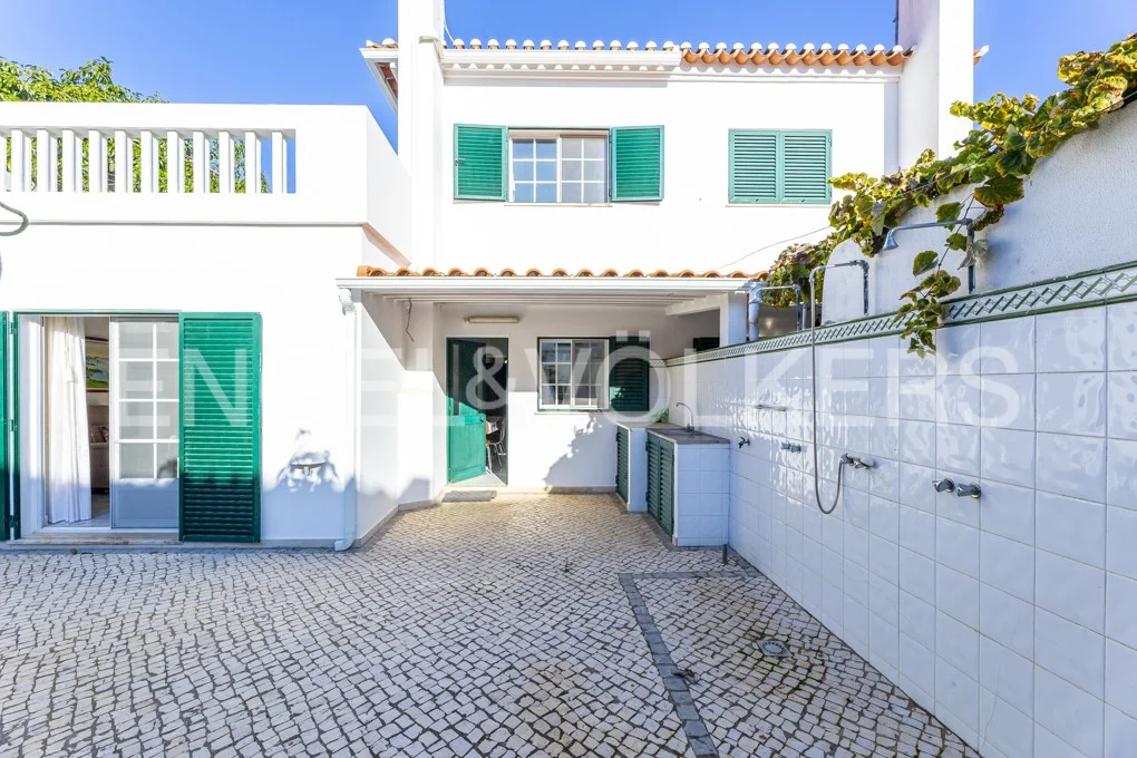 Traditional 4-bed house in Manta Rota