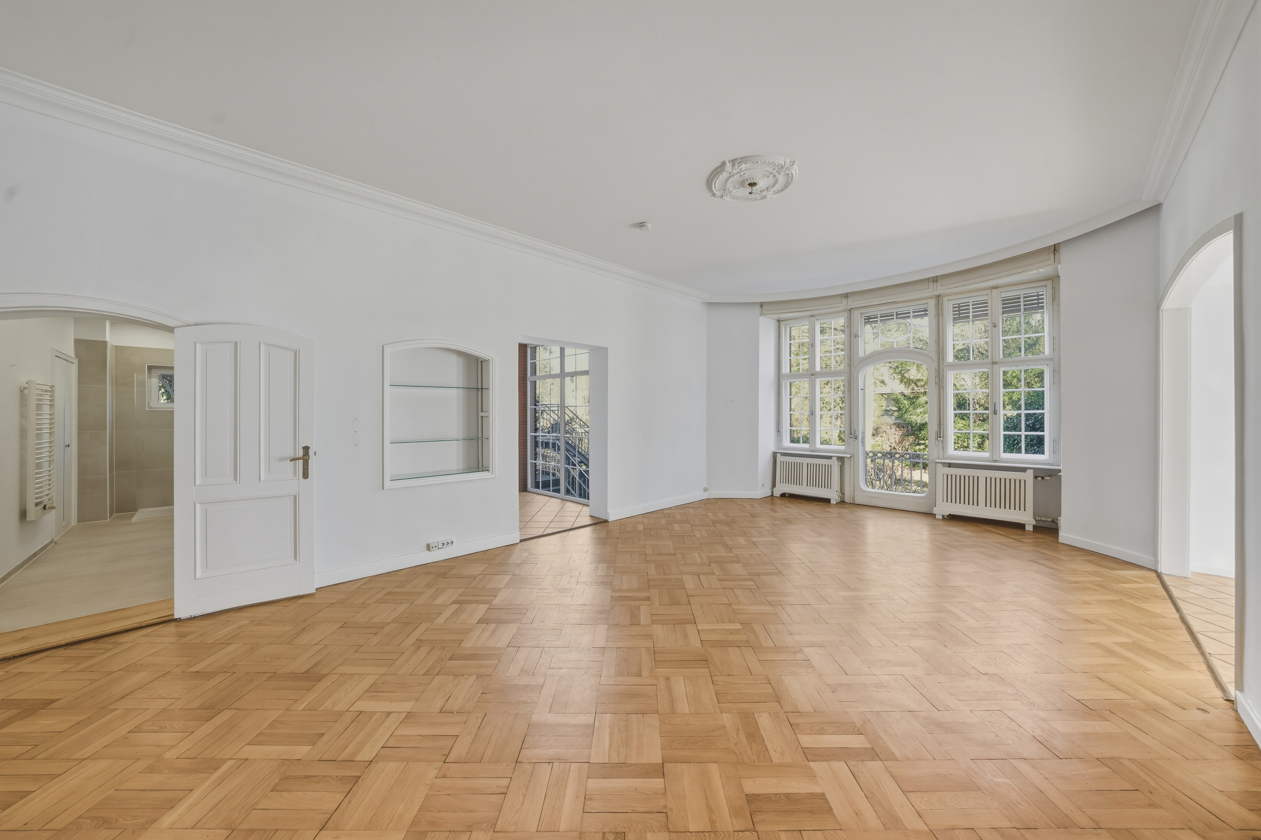 Stilvolle Hochparterre-Wohnung mit Terrasse in herrschaftlicher Villa