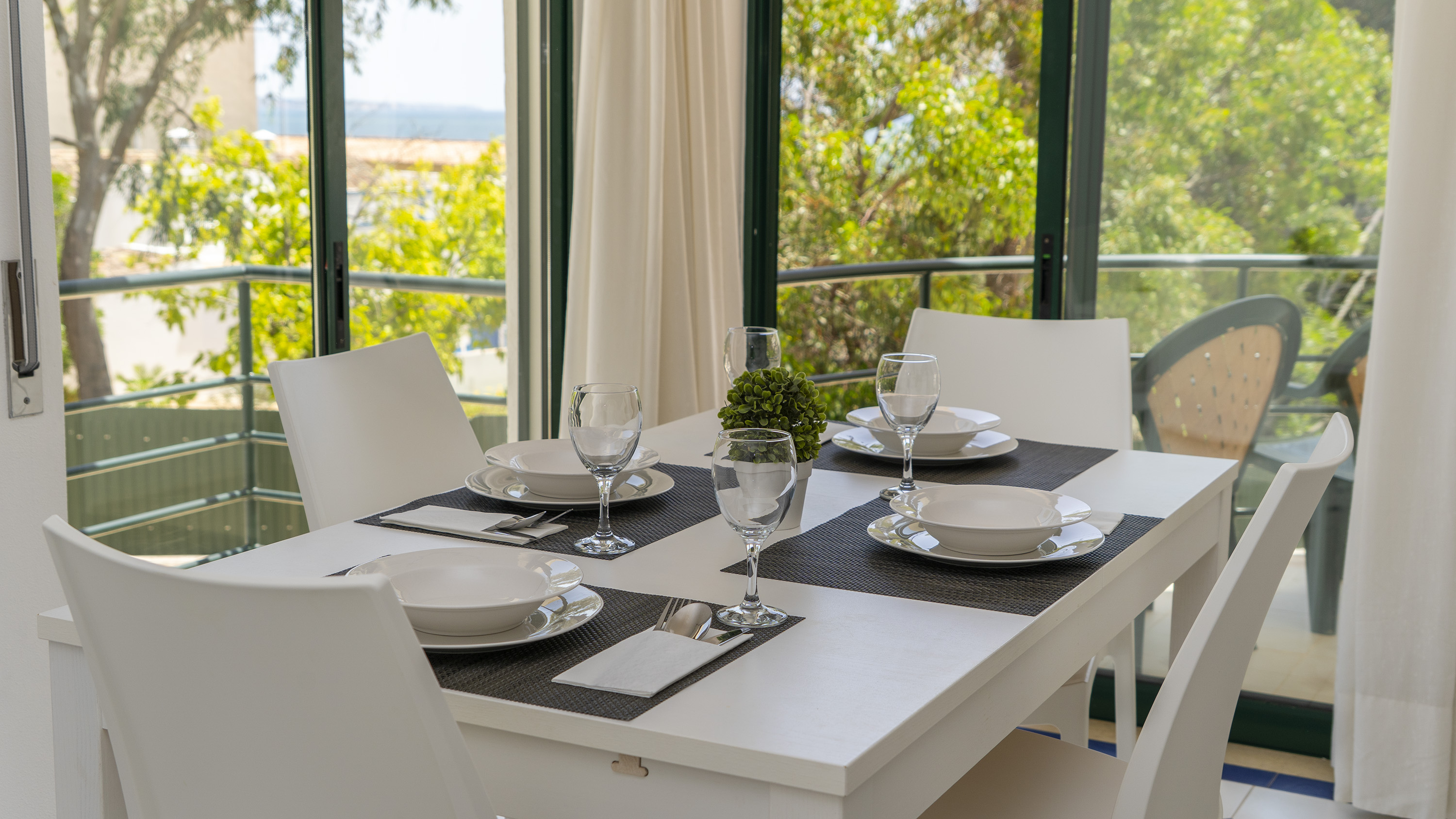 Sea View Apartment with Roof Terrace in Meia Praia