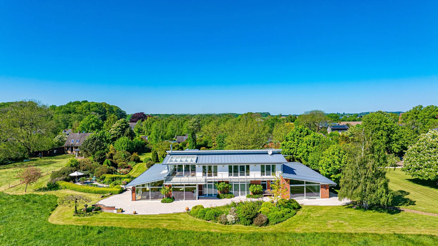 Schlei exklusiv: Elegante Villa mit Panoramablick, ELW, Indoor-Pool, separatem EFH und privater Badebucht
