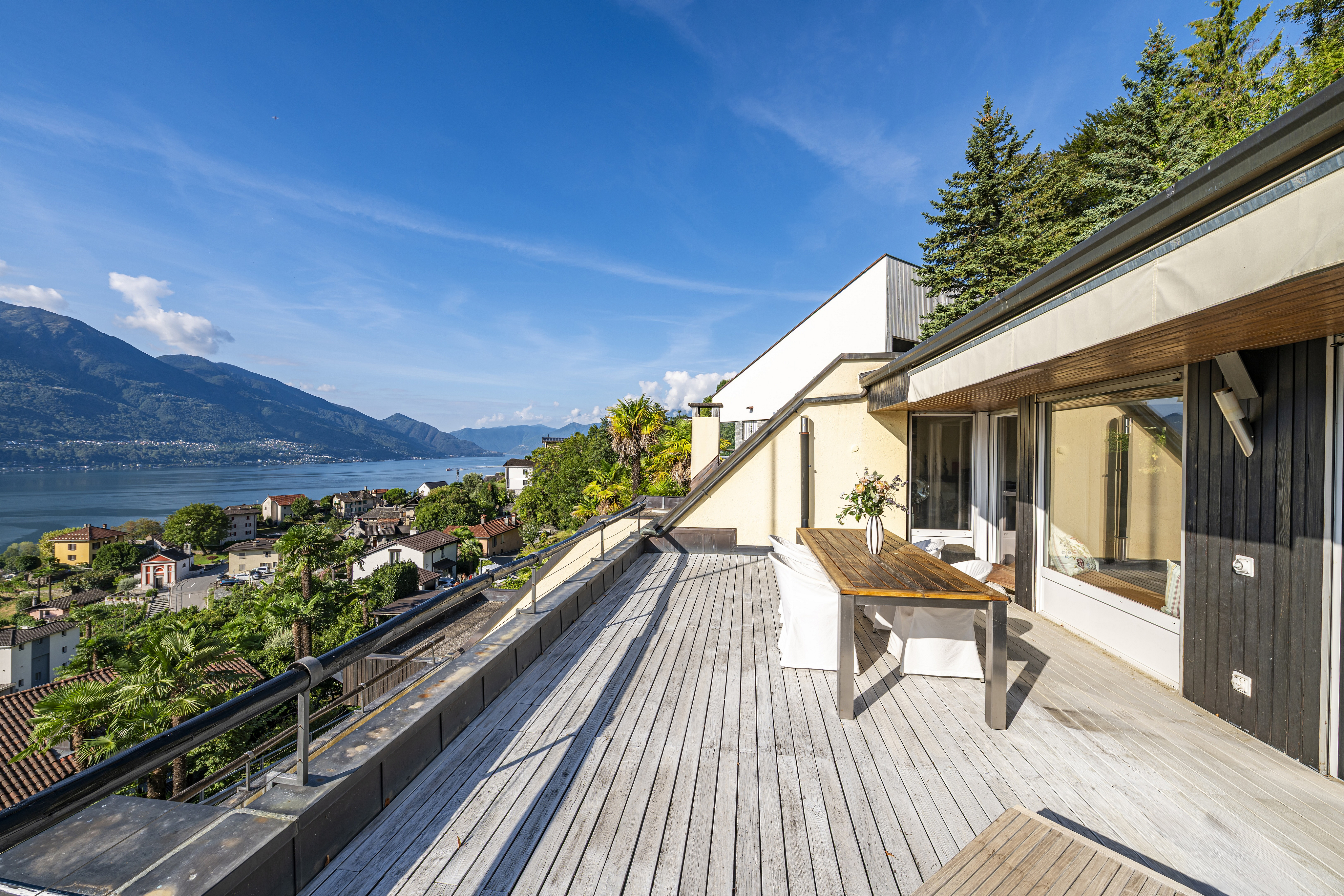 Penthouse with lake view, terrace and garden (6)