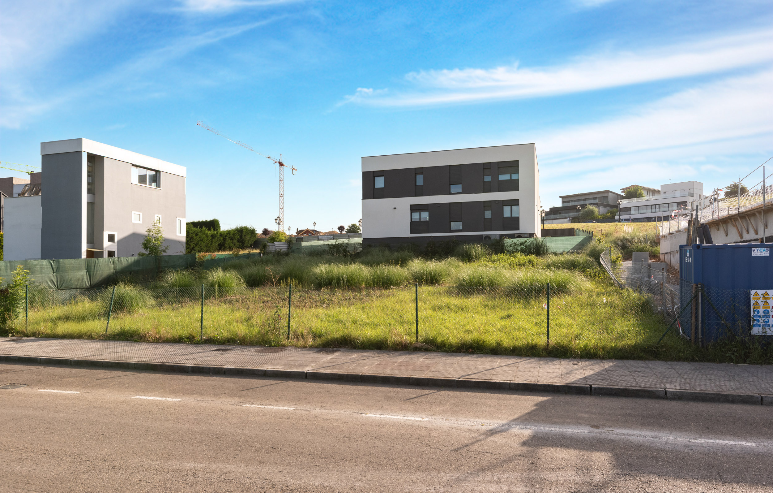 Parcela edificable en primera línea en Montecerrao