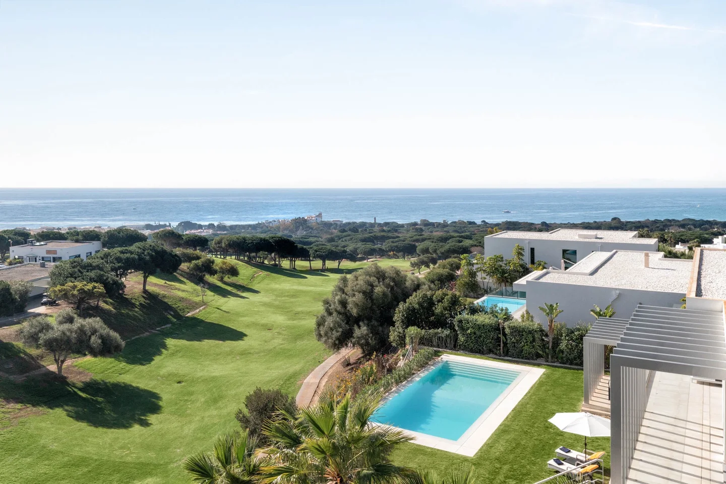 Moderna Villa en Primera Línea de Golf con Increíbles Vistas al Mar disponible para larga temporada