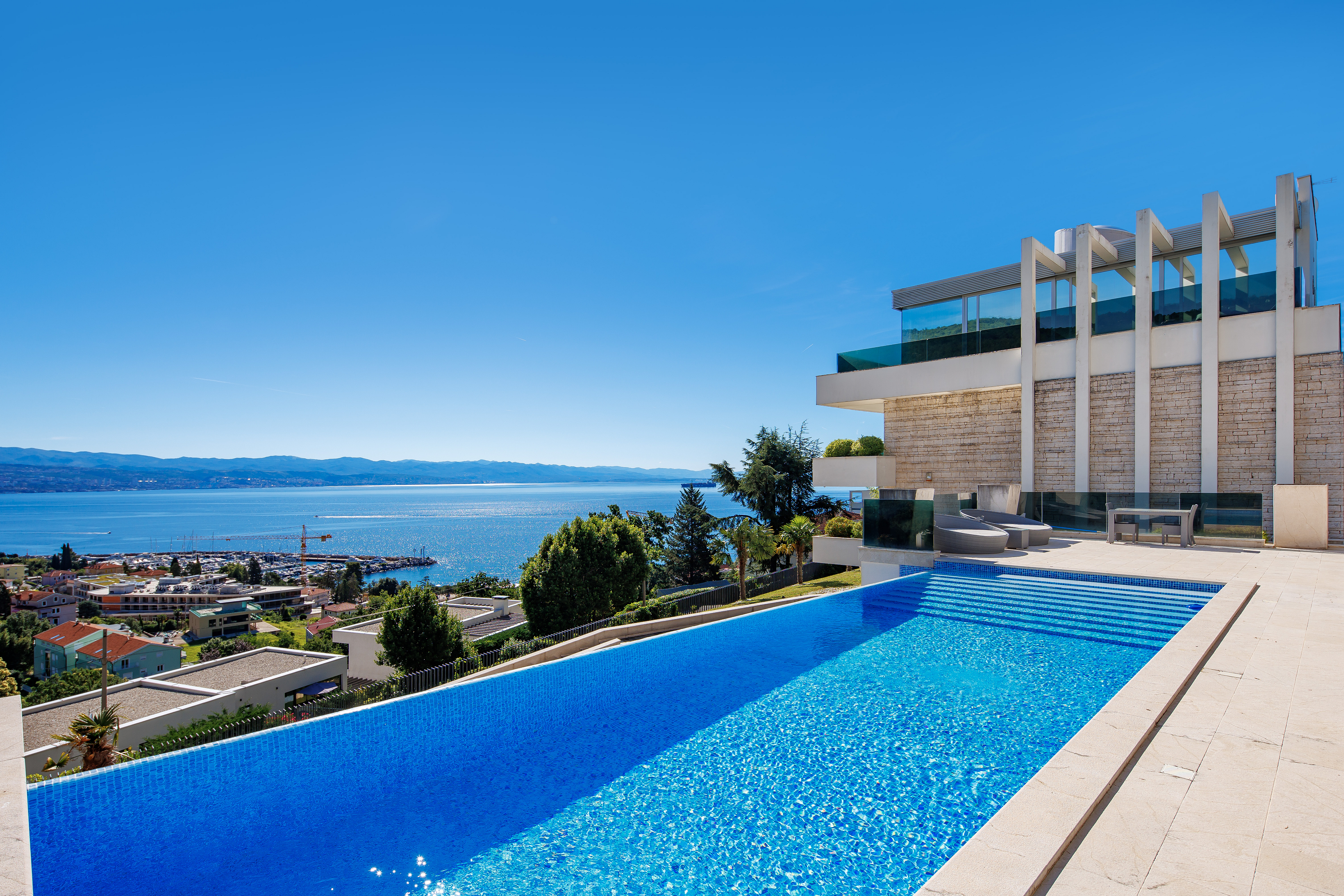 Spektakuläre Luxusvilla mit Infinity-Pool, Indoor-Wellness und unverbaubarem Meerblick über die Kvarner Bucht