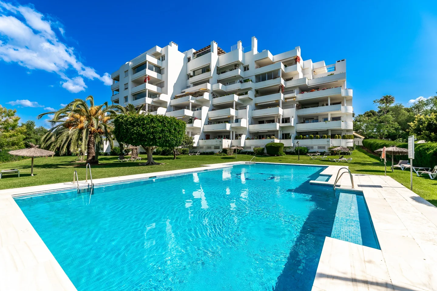 Maravilloso apartamento amplio en primera línea de golf en Guadalmina con vistas al mar.