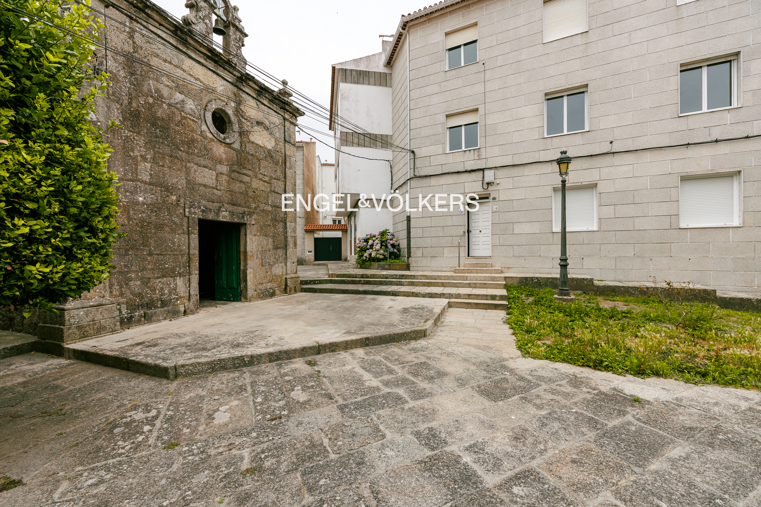 EXCLUSIVA VIVIENDA EN EL CASCO ANTIGUO DE BAIONA CON TERRAZA Y DERECHO DE VUELO.