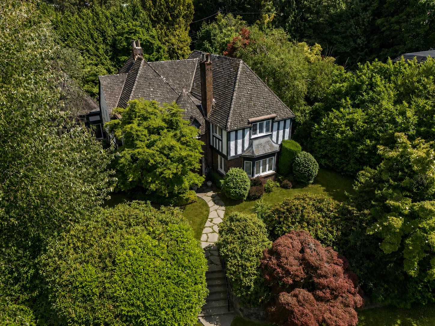 Extraordinary Residence on Connaught Drive
