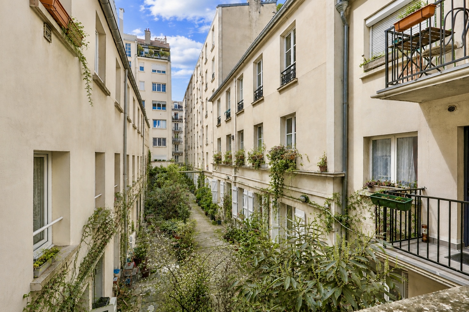 Calm 36 sqm studio 150 meters from the Canal Saint-Martin