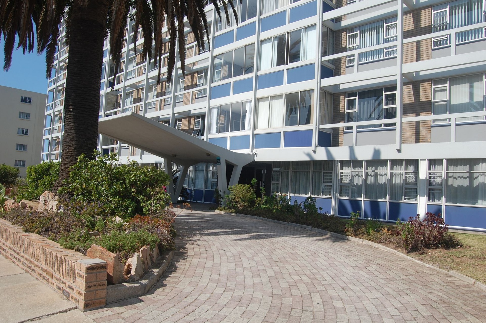 Investor 2 bedroom opportunity with Distant ocean views