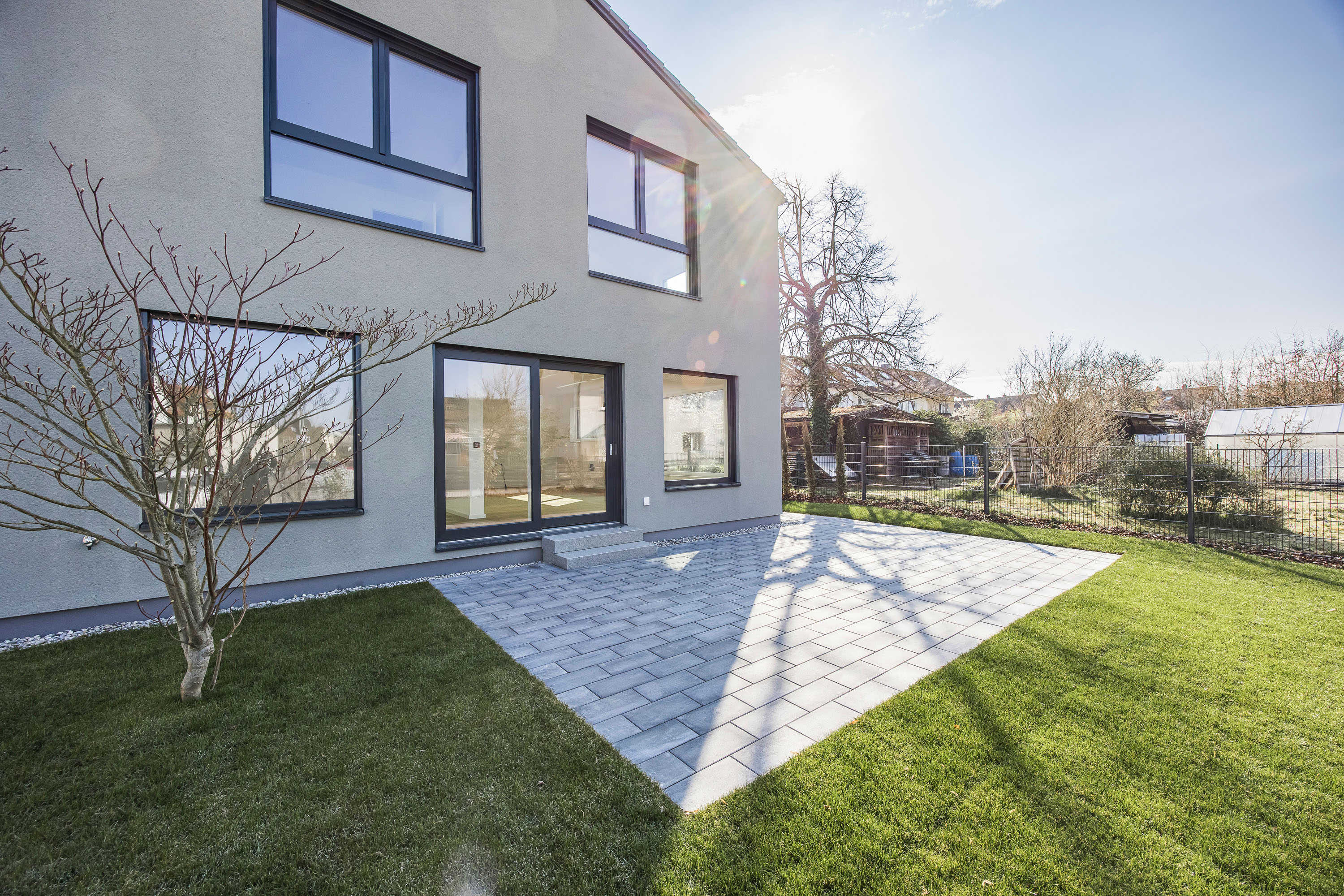 Neubau trifft Design: Stilvolles Architektenhaus in familiärer Lage von Roth-Nordost